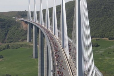 Viaduc et coureurs